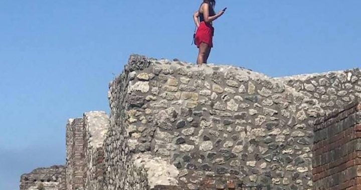 Pompei, selfie non autorizzato