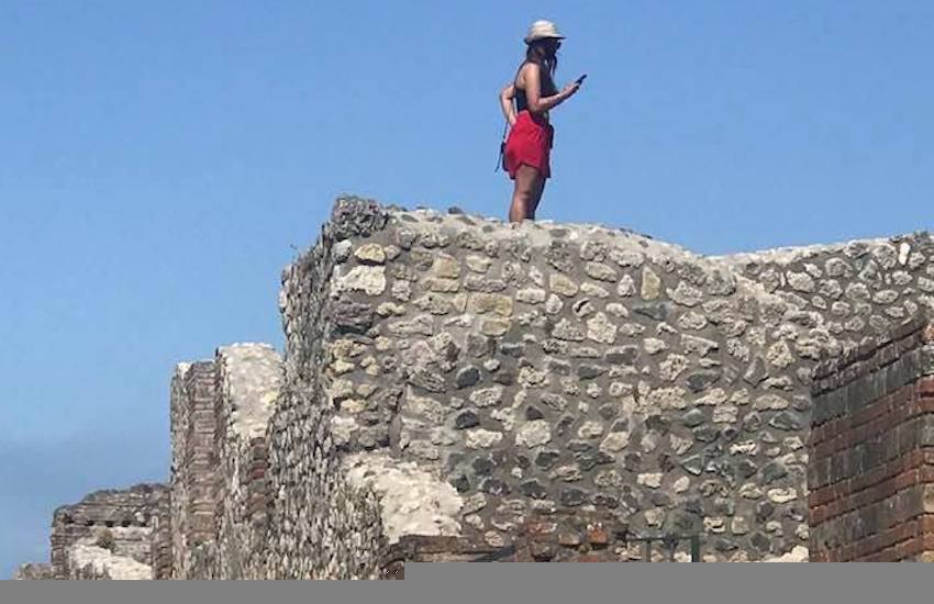 Pompei, scalata sugli scavi per un selfie, aperta l’indagine. L’indignazione sui social