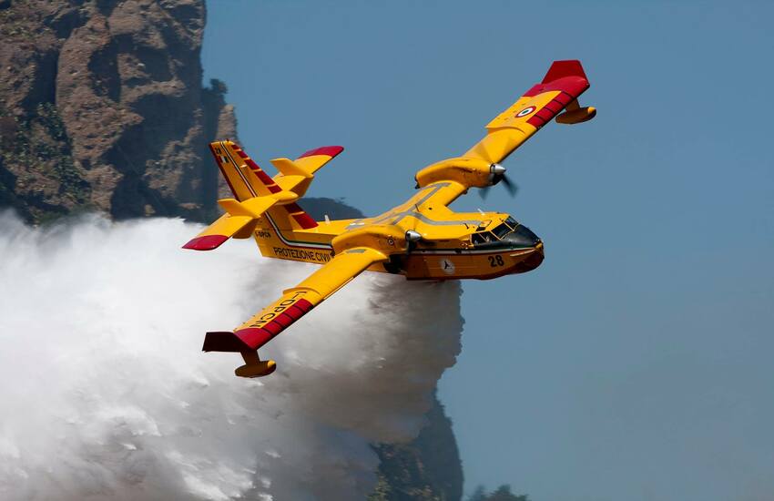 Etna, canadair precipita su Monte Calcinera: morti i due piloti, intervento ancora in corso