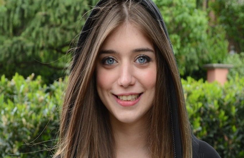 Giulia, per curarla servono 100mila euro. La sorella: “Chiederò l’elemosina se serve”. E le amiche organizzano raccolte fondi