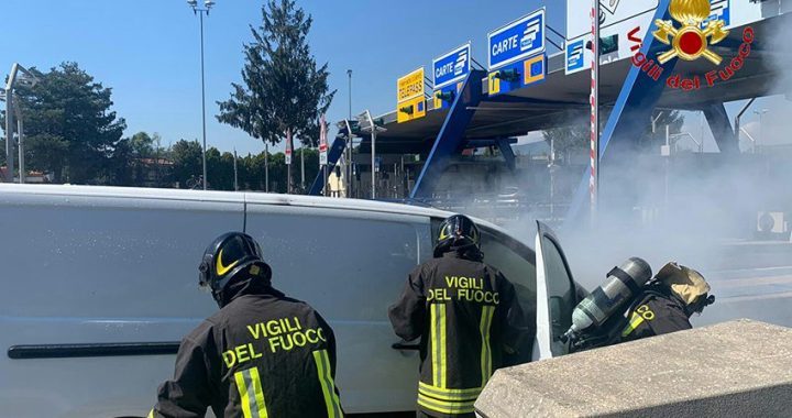 Furgone va a fuoco
