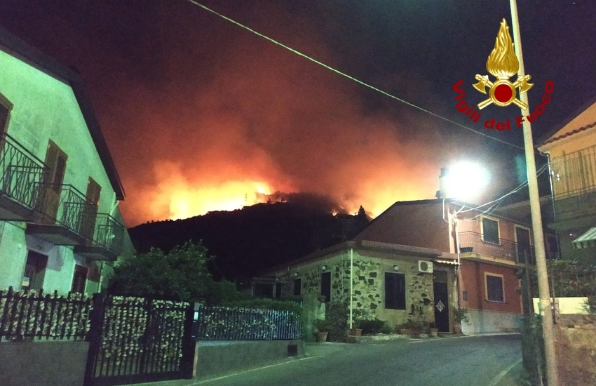 Un vasto incendio da ieri attanaglia Castiglione di Sicilia