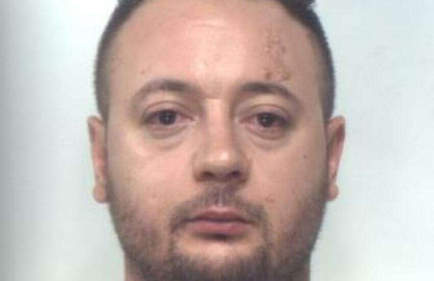 Scordia, aggredisce i carabinieri, arrestato