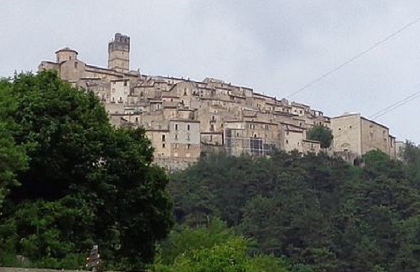 Tragedia a Castel del Monte, muore turista salentino