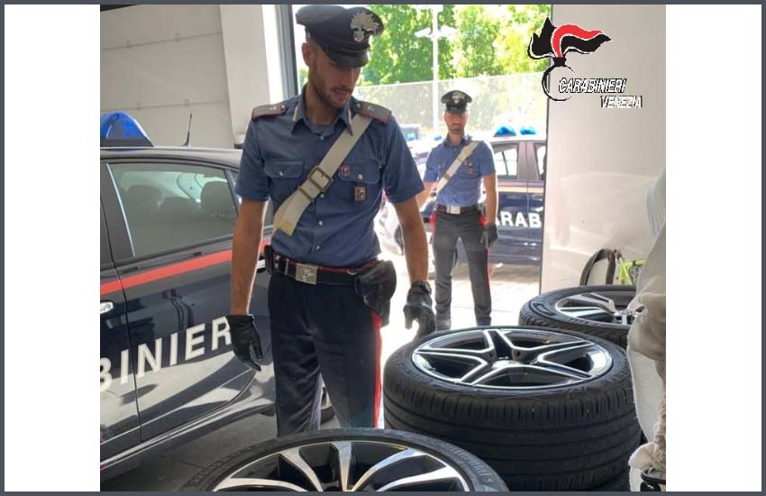 Spinea, sorpresi a rubare treni di gomme da auto in concessionaria: arrestati dai Carabinieri