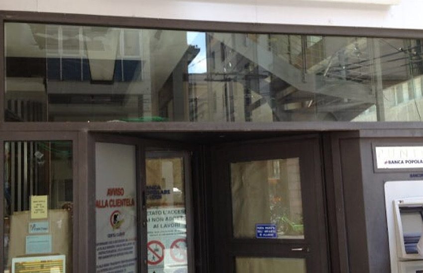 Parma- Discussione in banca: esce, si spoglia e minaccia di incatenarsi davanti