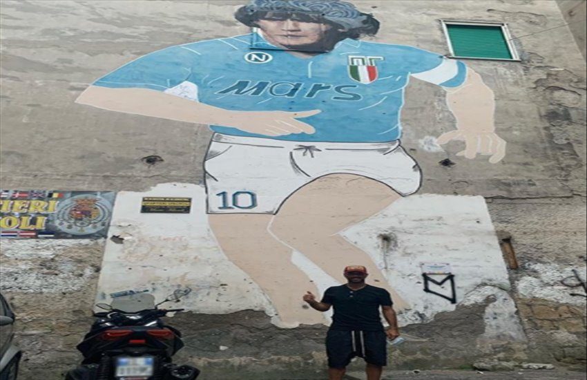 Fabio Quagliarella torna nella sua Napoli e si fotografa sotto il murales di Maradona ai Quartieri Spagnoli