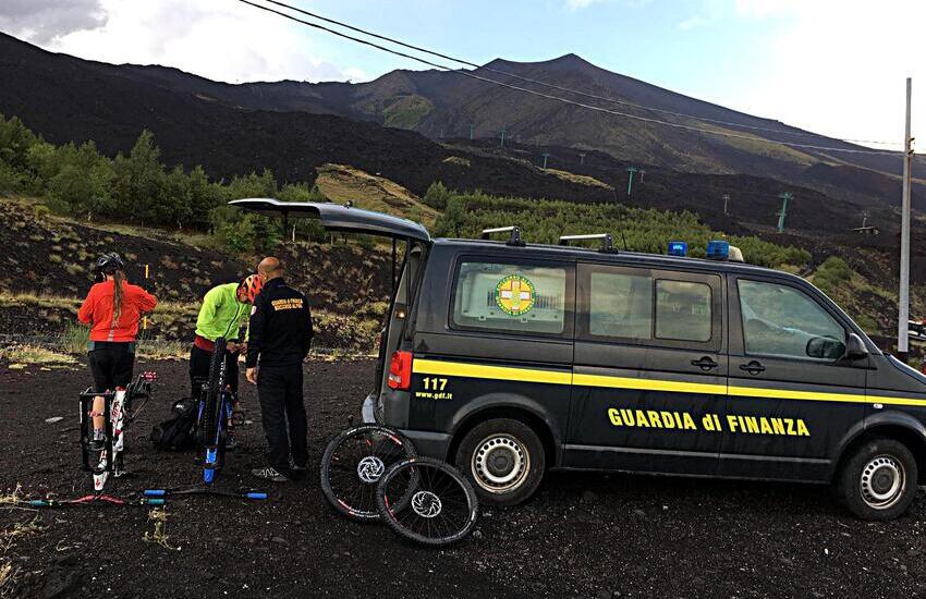 Brutta avventura per due ciclisti colti di sorpresa da una tempesta sull’Etna, salvati dalla guardia di finanza