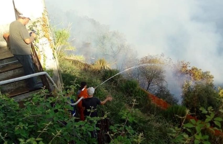Incendio a Piraino, scoppiato a Gliaca è risalito su per la collina verso il centro