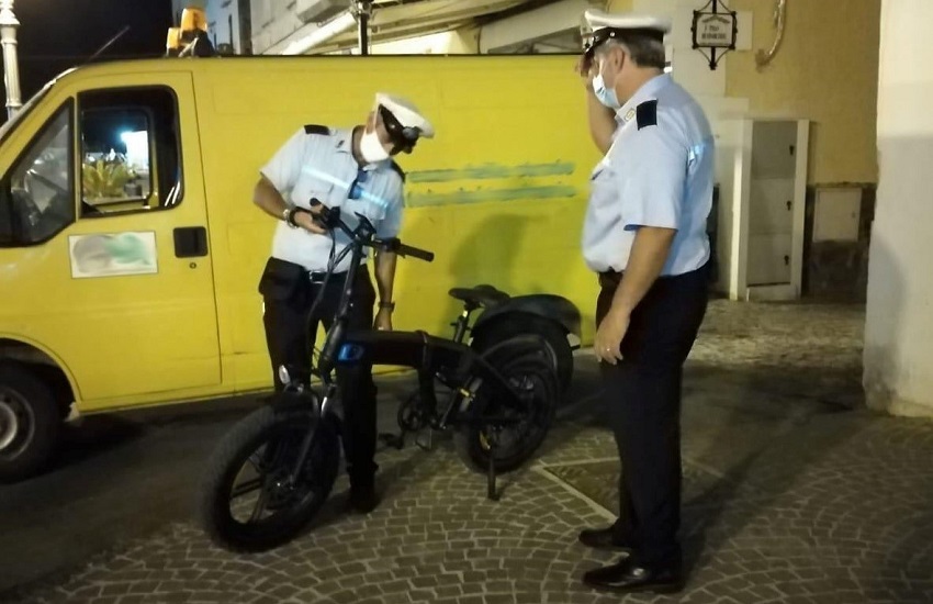 Ischia – Carabinieri e polizia municipale, stretta sulle biciclette elettriche “elaborate”