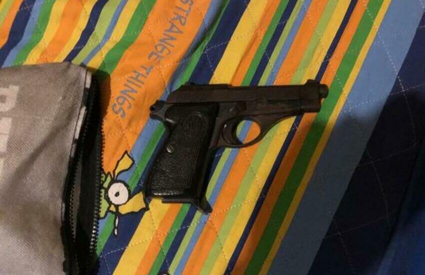 Catania, arrestato pregiudicato con pistola, colpo in canna e giubbotto anti-proiettile