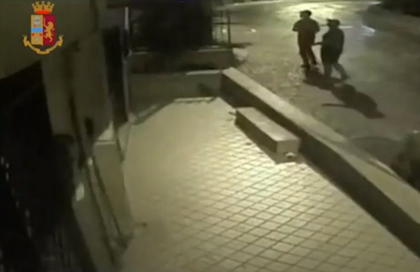 Far West ai Ponti Rossi, provano ad investire i poliziotti. Fermati dopo un inseguimento (VIDEO)