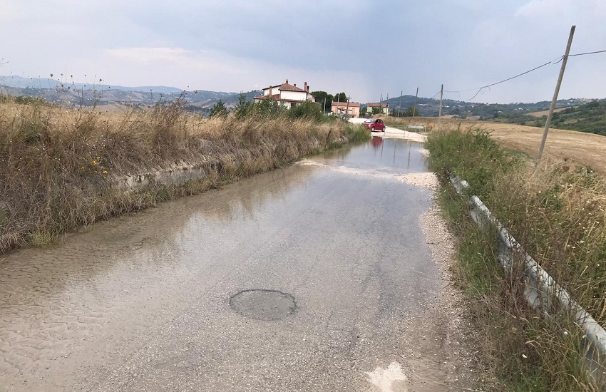 Ariano Irpino – Cede ancora la condotta idrica, laghetto artificiale a Creta: strada chiusa e nessuno interviene