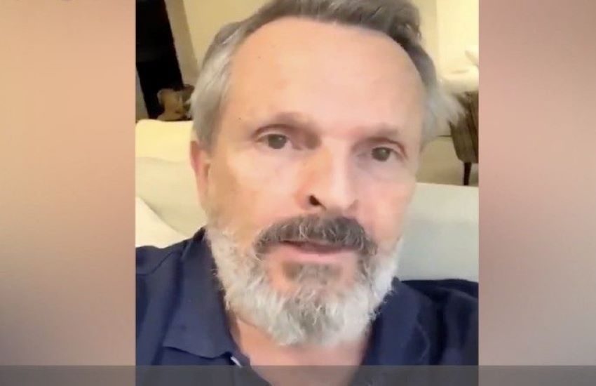 La “resistenza” di Miguel Bosè: negare il virus. Anche se la madre è morta di Covid