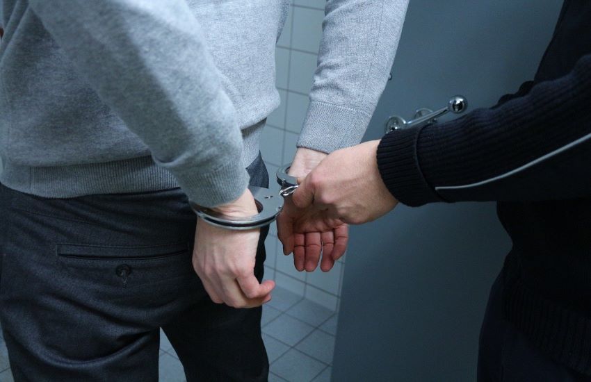 Sfida i carabinieri: “Nessuno mi può arrestare”. E viene arrestato 2 volte in poche ore