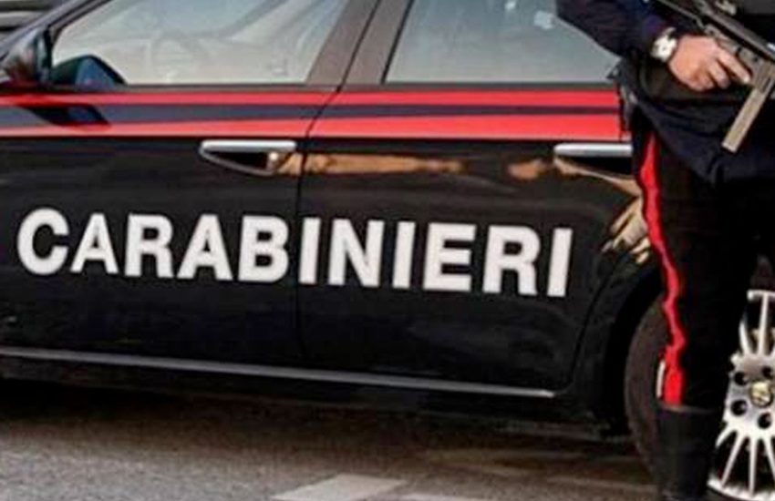 Perseguita l’ex, la aggredisce e poi picchia anche il fratello che ha provato a difenderla. Carabinieri arrestano 36enne.