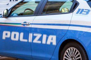 Napoli, 24enne accoltellato dopo un pestaggio e abbandonato davanti al PS: è in rianimazione
