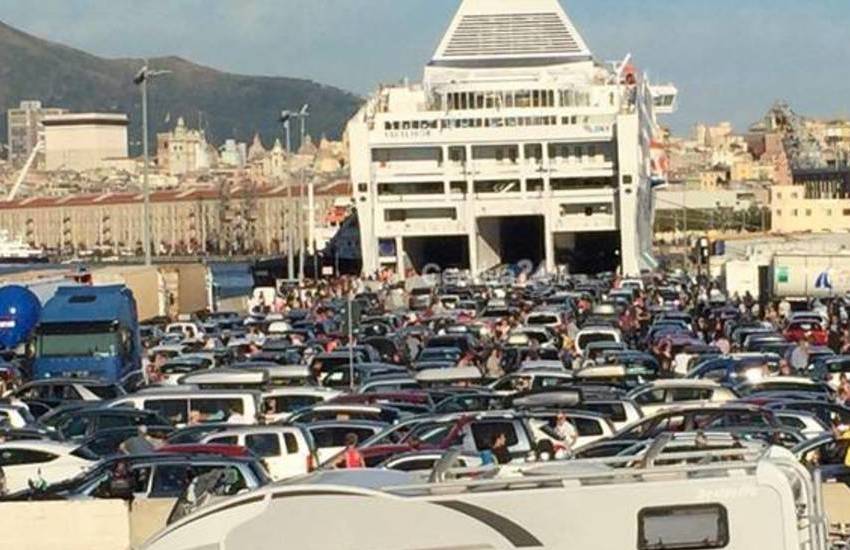 Traghetti, crollo quasi totale del settore. A Genova oltre 500 mila prenotazioni in meno