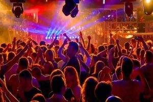 Ischia, sette giovani perdono i sensi in discoteca: sospesa la serata a Casamicciola