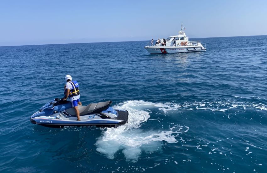 Ferragosto sulle motovedette della Guardia Costiera per i ragazzi della Rosa Blu