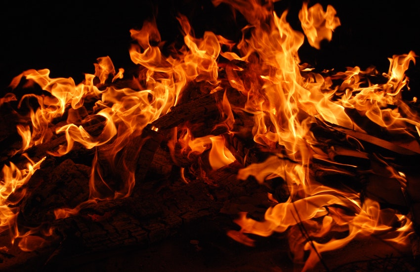 Notte di fuoco a Sant’Antonio Abate, in fiamme uno stabilimento