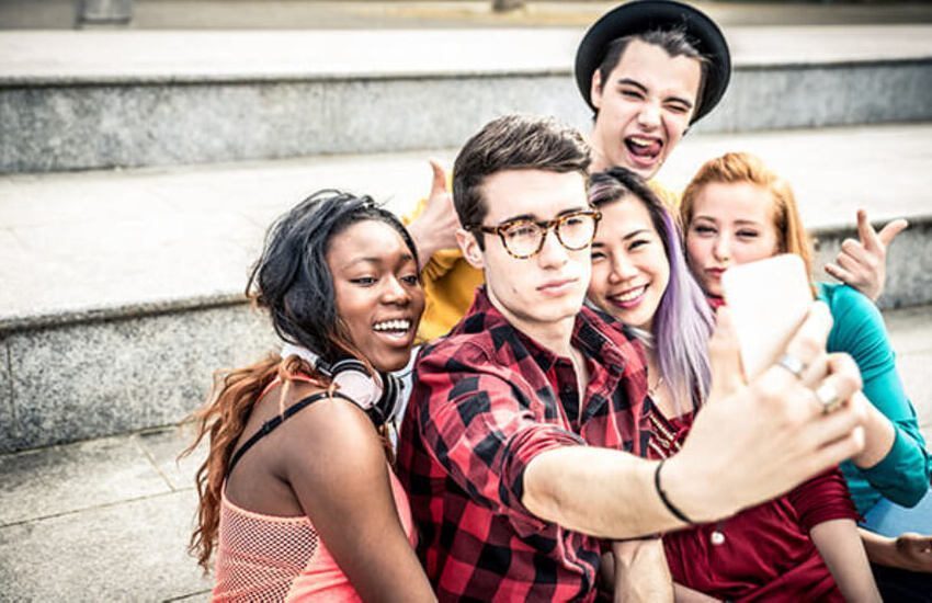 Generazione Z e millennials, chi sono? Identikit di generazioni a confronto