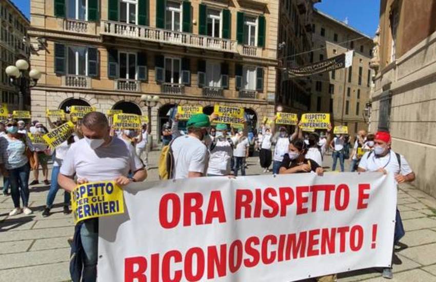 Genova, sanitari in piazza protestano per la mancata firma sul rinnovo del contratto