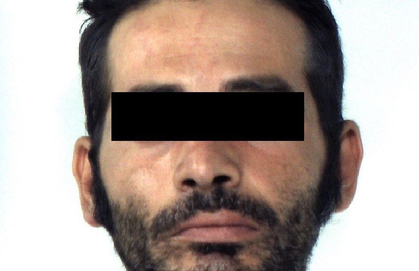 Caltagirone, aggredisce i passanti per poi prendere a morsi i Carabinieri intervenuti per bloccarlo