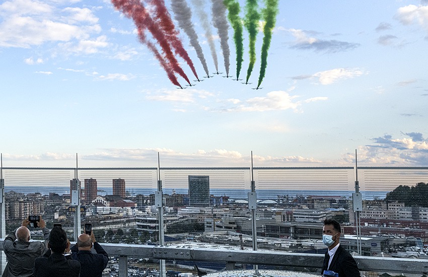 Inaugurato il Ponte Genova San Giorgio sotto la pioggia. Renzo Piano: “La gente lo amerà e lo adotterà, perché è semplice e forte come Genova”