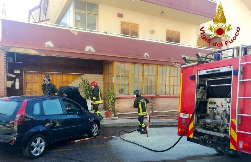Paura nel centro abitato, fiamme in pieno giorno. A rogo l’auto di un operaio