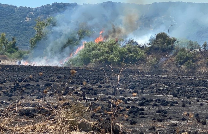 Caltagirone, sterpaglie in fiamme in via Gelone: Vigili del Fuoco e Forestale sul posto