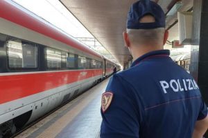 Trapani, ha le cuffie e non sente l’arrivo del treno, muore 17enne