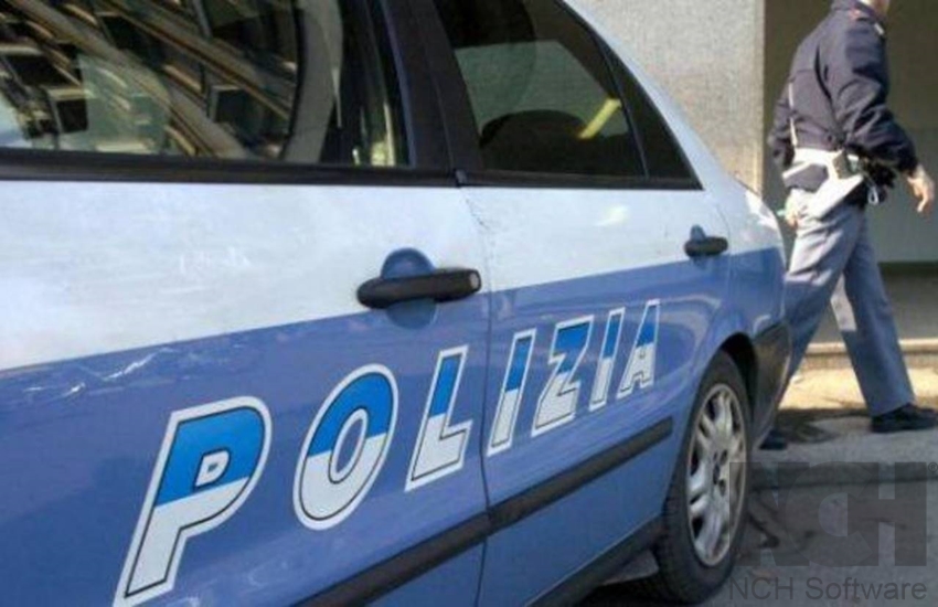 Urina sull’auto della polizia a Piazza Garibaldi, gli agenti lo fermano con difficoltà