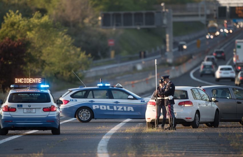 Tragedia sfiorata sulla Bari-Lecce. Perde i sensi alla guida di un tir, lo salvano i poliziotti