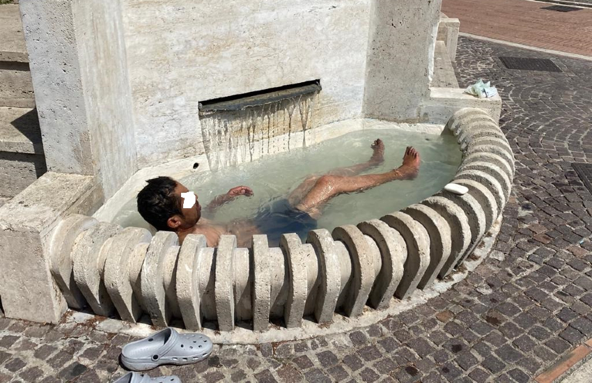 Latina, straniero a mollo nella fontana di Piazza San Marco: la foto fa il giro del web