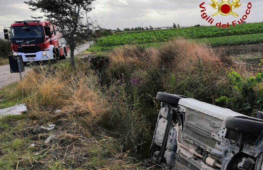 Drammatico incidente nel Salento. Auto si ribalta e prende fuoco, salvi per miracolo quattro ragazzi