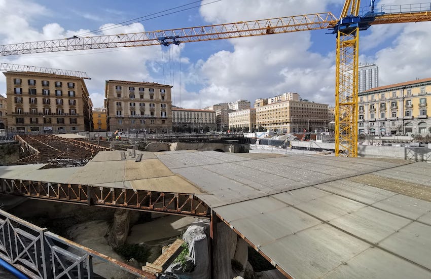 Caduta di calcinacci dalla Galleria della Vittoria, traffico deviato nei pressi del Municipio