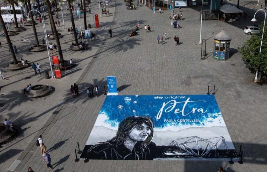 Genova, Paola Cortellesi è Petra: dalla serie tv all’opera di street art al Porto Antico. La Superba protagonista