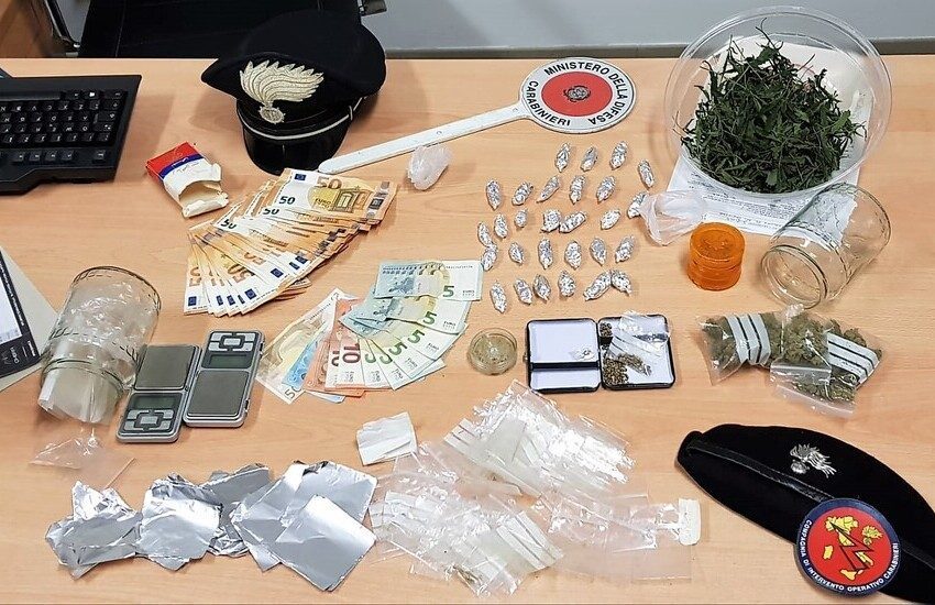 Aci Castello, nascondeva in casa l’erba da spacciare e una cospicua somma di denaro