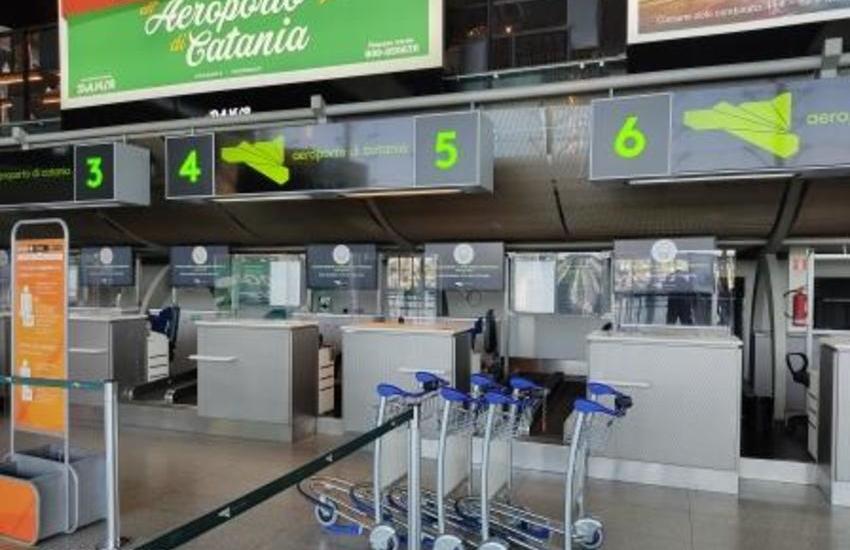 Aeroporto di Catania, impiegato “furbetto” chiede soldi per compensare il peso eccedente dei bagagli, indagato