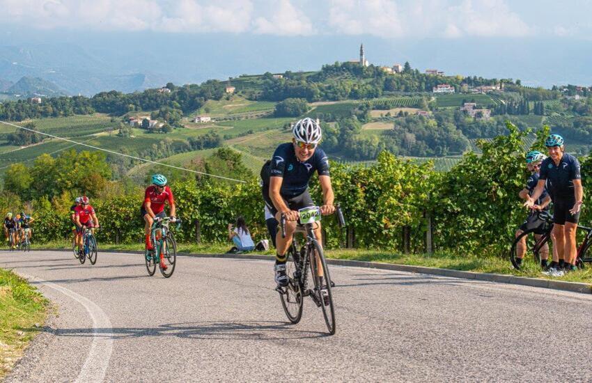 DA LONDRA A VALDOBBIADENE IN BICICLETTA: COSI’ MIKE OMAGGIA L’ITALIA