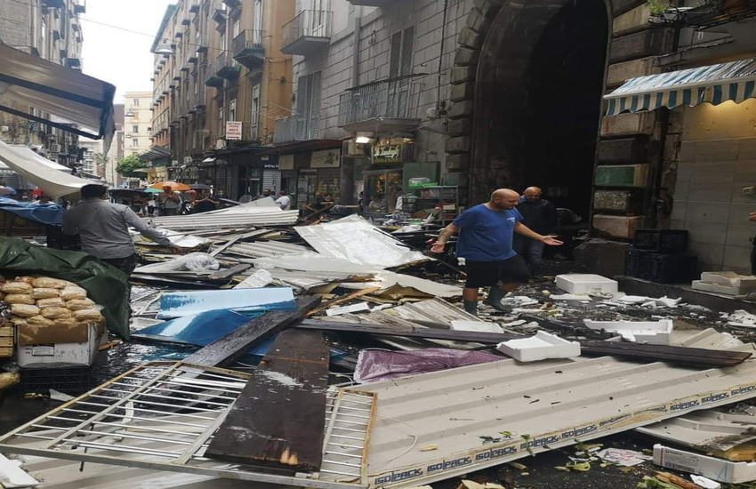 Crolla una tettoia in Pignasecca, tragedia sfiorata