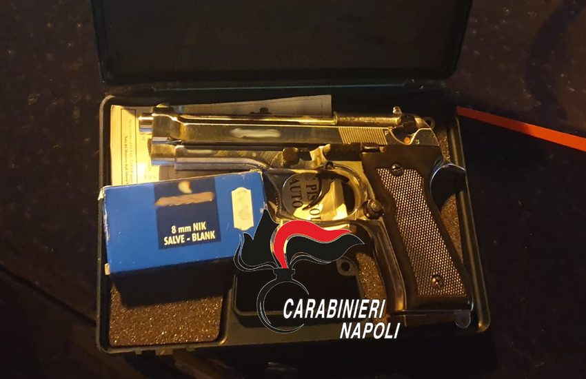 Spara in aria con una pistola e poi minaccia la madre con 2 coltelli. Arrestato al Rione Sanità
