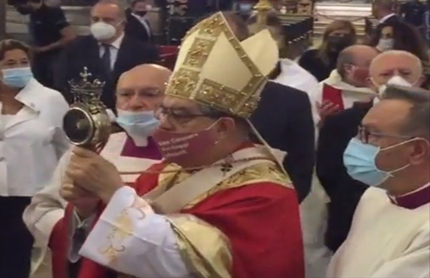 San Gennaro compie il miracolo, il sangue di scioglie alle 10:02