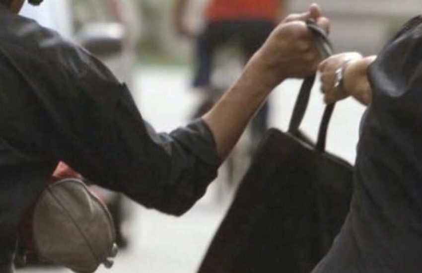 Il paese è vuoto e lui ne approfitta, scippo ai danni di una donna. Denunciato 47enne