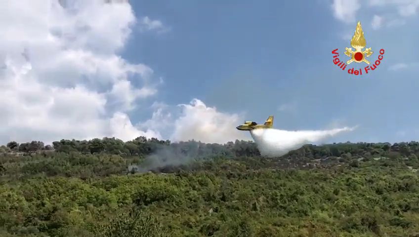 Canadair in azione a Sezze