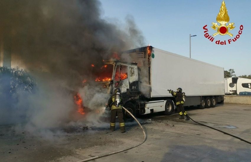 Intervengono i Vigili del Fuoco di Catania per l’Incendio di un autoarticolato sulla SS114