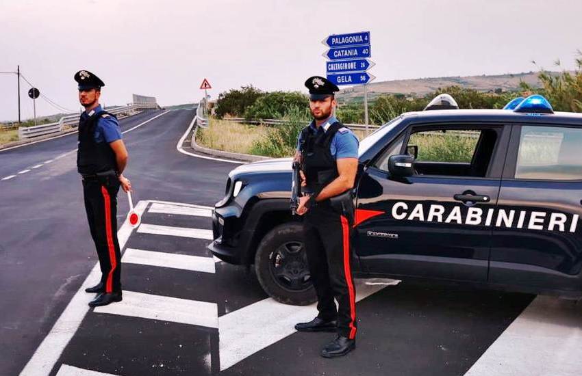 Mineo, rifiuta di farsi identificare e picchia un militare. Arrestato