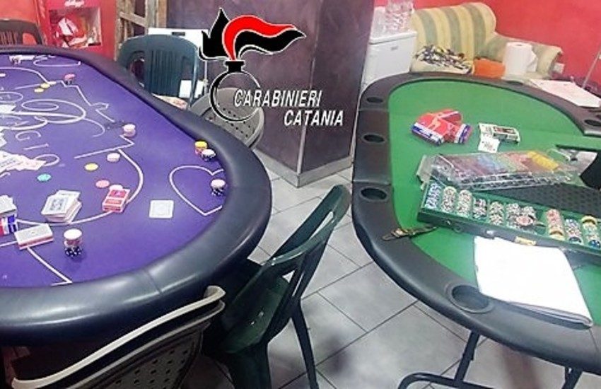 Biancavilla, barbiere organizza bisca clandestina nei giorni di chiusura, 18 persone denunciate per gioco d’azzardo