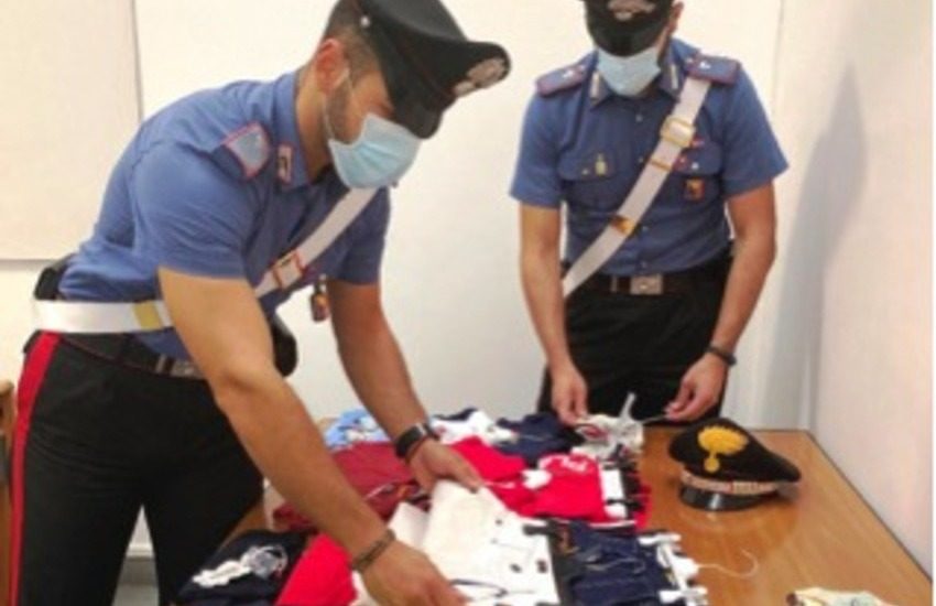 Caltagirone, piazzava al mercatino abbigliamento griffato e rubato: denunciato ambulante catanese